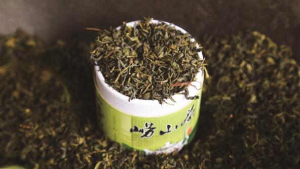 煮沸崂山清泉水 共饮茗香万里江